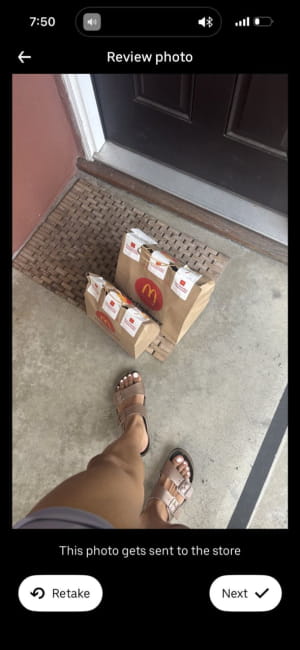 Ноги водійки Uber Eats