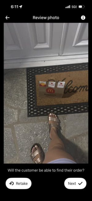 Ноги водійки Uber Eats