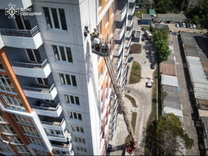ДСНС обезвреживает шахед, застрявший в стене многоэтажного дома