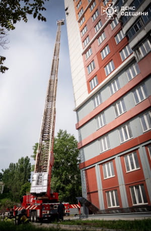 ДСНС обезвреживает шахед, застрявший в стене многоэтажного дома