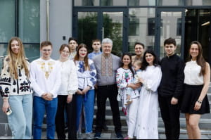 Петро Порошенко з командою у День вишиванки 