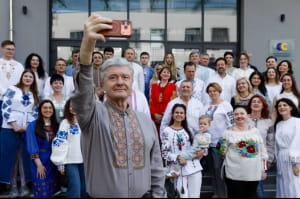 Петро Порошенко з командою у День вишиванки 