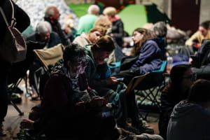 Люди у метро під час повітряної тривоги 