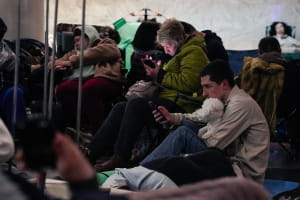 Люди у метро під час повітряної тривоги 