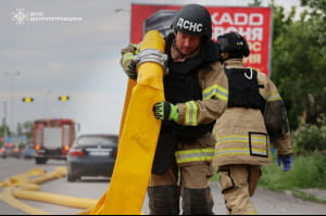 ДСНС ліквідують наслідки атаки на Дніпро 3.06
