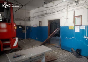 Наслідки влучання по пожежній частині, пошкоджені пожежні автомобілі.