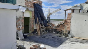 Зруйнований будинок в Бучі