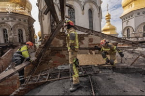ДСНС ліквідують наслідки атаки по Лаврі