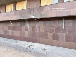 Пошкоджена будівля Запорізької ОДА