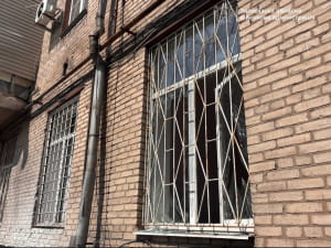 Пошкоджена будівля Запорізької ОДА