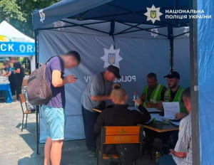 Поліцейські документують наслідки ворожої атаки