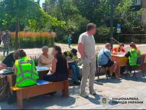 Поліцейські документують наслідки ворожої атаки