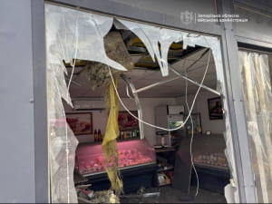 Наслідки удару по торговельній точці в Запоріжжі