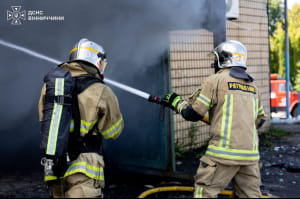 Рятувальники ДСНС ліквідують наслідки обстрілу