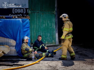 Рятувальники ДСНС ліквідують наслідки обстрілу