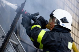 Рятувальники ДСНС ліквідують наслідки обстрілу