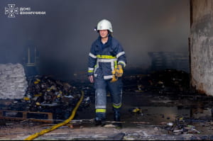 Рятувальники ДСНС ліквідують наслідки обстрілу