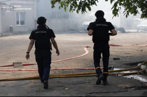 Рятувальники ДСНС ліквідують наслідки обстрілу