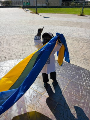 Скульптури малюків засновників Києва переодягнули до Дня Державного Прапора та Дня Незалежності