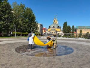 Скульптури малюків засновників Києва переодягнули до Дня Державного Прапора та Дня Незалежності