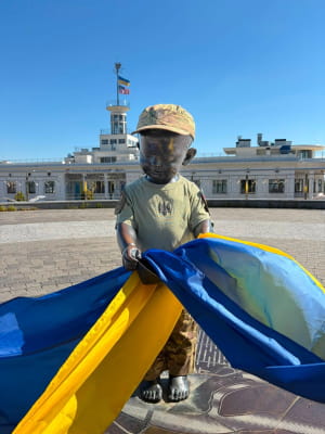 Скульптури малюків засновників Києва переодягнули до Дня Державного Прапора та Дня Незалежності