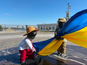 Скульптури малюків засновників Києва переодягнули до Дня Державного Прапора та Дня Незалежності