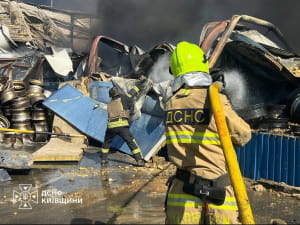 рятувальники ліквідовують масштабні пожежі