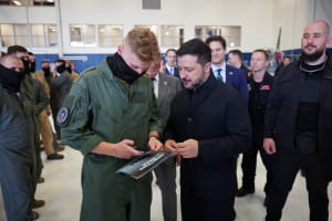 Зеленский посетил украинских пилотов в Канаде
