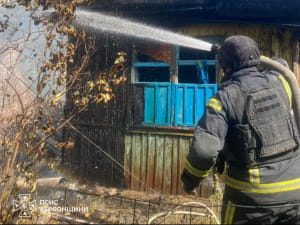 ДСНС ліквідують наслідки атаки на Херсон