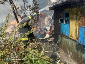 ДСНС ліквідують наслідки атаки на Херсон