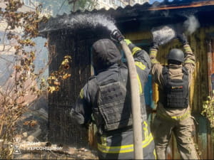 ДСНС ліквідують наслідки атаки на Херсон