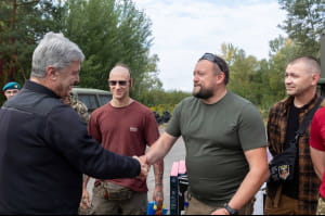 Порошенко вкотре передав ЗСУ техніку й обладнання майже на 25 млн грн