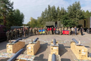 Порошенко вкотре передав ЗСУ техніку й обладнання майже на 25 млн грн