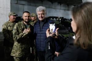 Порошенко передав допомогу військовим 
