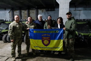 Порошенко передав допомогу військовим 