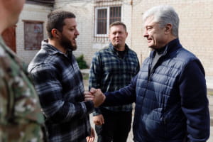 Порошенко передав допомогу військовим 