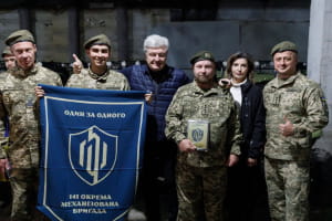 Порошенко передав допомогу військовим 