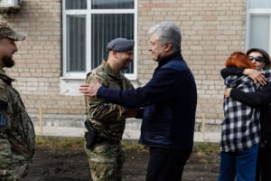 Порошенко передав допомогу військовим 