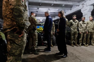 Порошенко передав допомогу військовим 