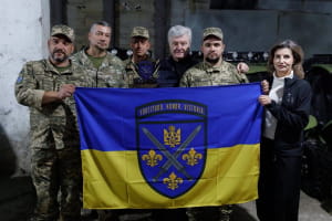 Порошенко передав допомогу військовим 