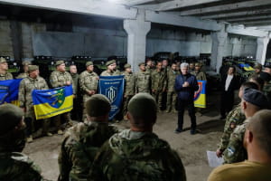 Порошенко передав допомогу військовим 