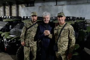 Порошенко передав допомогу військовим