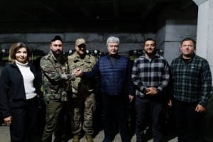 Порошенко передав допомогу військовим