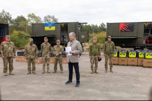 Петро Порошенко передав військову техніку ЗСУ