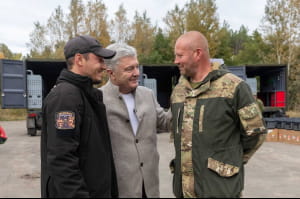 Петро Порошенко передав військову техніку ЗСУ