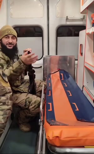 Представители спецподразделения «Ахмат» в автомобиле скорой помощи