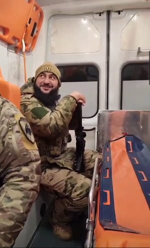 Представители спецподразделения «Ахмат» в автомобиле скорой помощи