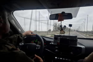 Українські військові дроном доставили гуманітарну допомогу в Олешки