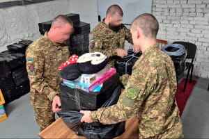 Українські військові дроном доставили гуманітарну допомогу в Олешки