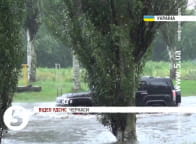 В Черкасах затопило вулиці та двори